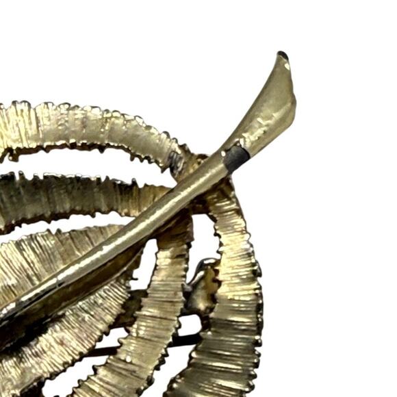 Textured Gold Tone Triple Leaf Brooch Mid-Century 2.5" Vintage Pin - Picture 4 of 7